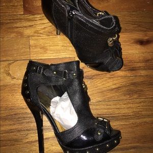 Black heels 4.5 tall.... NEVER WORN