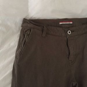 Tommy Hilfiger soft army green, zipper pockets