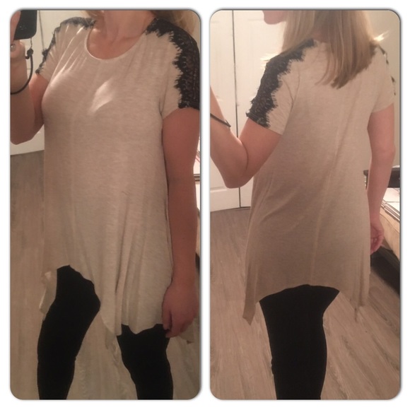 ‼️3 for $25‼️Beige tunic top w black lace detail - Picture 2 of 2