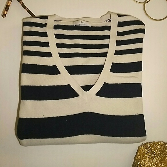 Gap striped light v-neck sweater. - Picture 1 of 3
