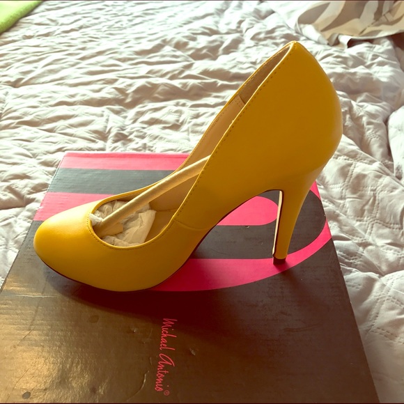NIB Michael Antonio Yellow Pumps Size 7.5