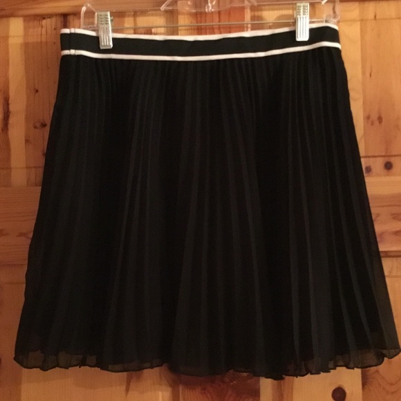 AF PLEATED SKIRT SO FEMININE