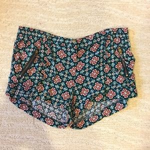 XL PATTERNED SHORTS