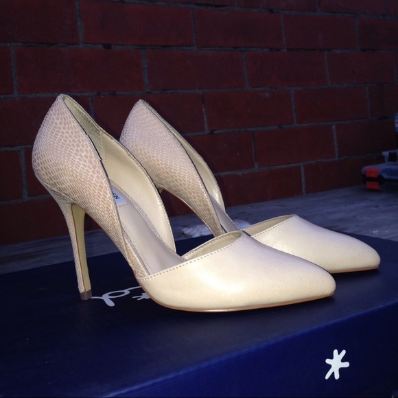 Never worn Steve Madden Giddy pumps in Nude