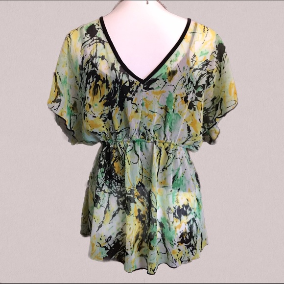 ✨ V-Neck Black and Yellow Flowered Top ✨ - Picture 2 of 4