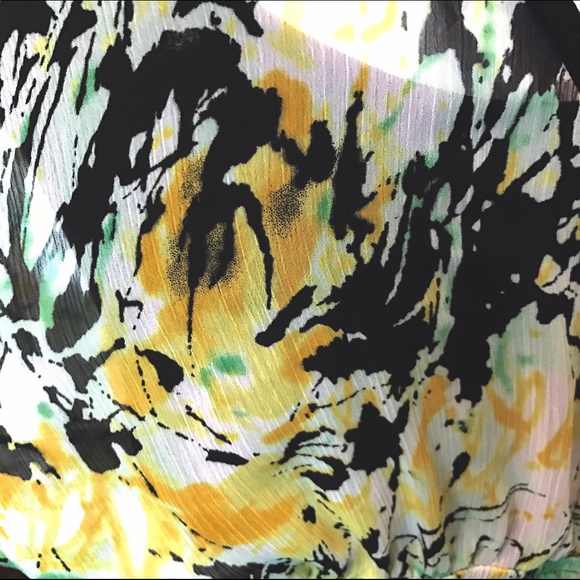 ✨ V-Neck Black and Yellow Flowered Top ✨ - Picture 3 of 4