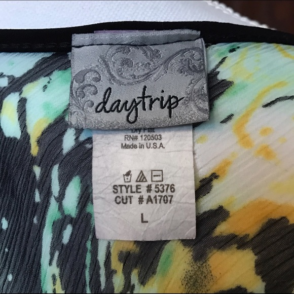 ✨ V-Neck Black and Yellow Flowered Top ✨ - Picture 4 of 4