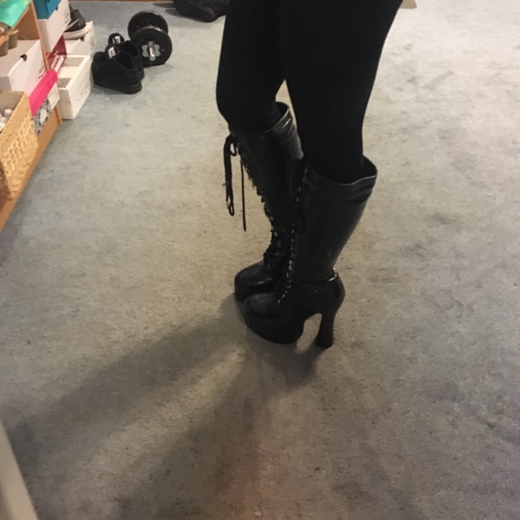 Sexy lace up platform boots - Picture 2 of 4