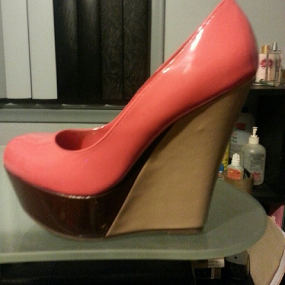 Size 7½ Breckelle's Muliticolor Wedge