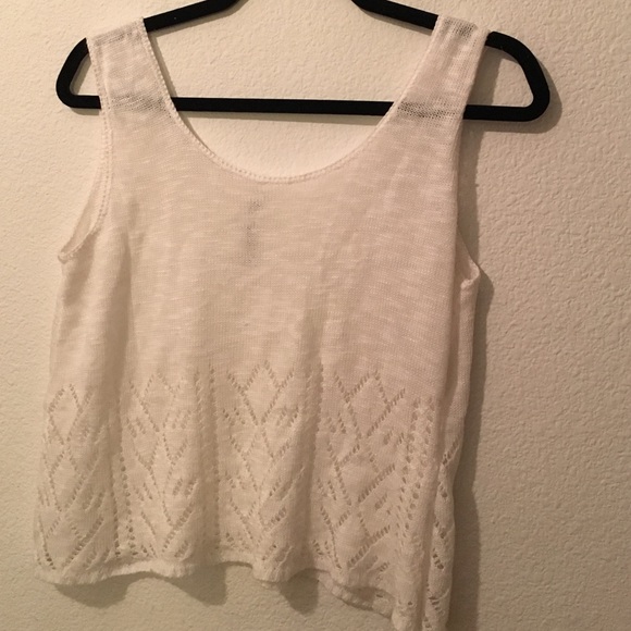 Knitted white cropped shirt