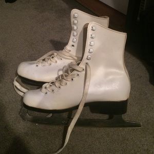 Size 7 ice skates in great condition!