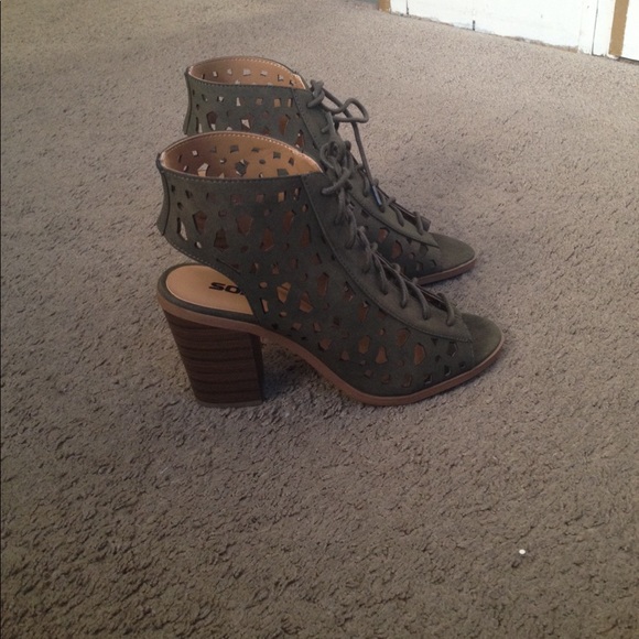 Open Toe Cutout Heels - Picture 6 of 6