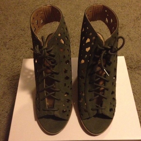 ❗️Final Sale ❗️Cutout Heel Shoes - Picture 2 of 3