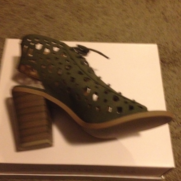 ❗️Final Sale ❗️Cutout Heel Shoes - Picture 3 of 3