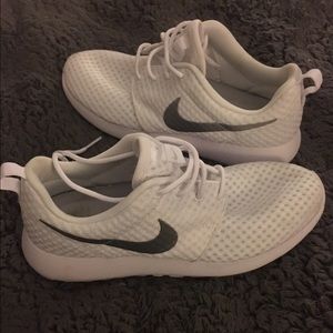 Nike Women's White Roshes 7.5
