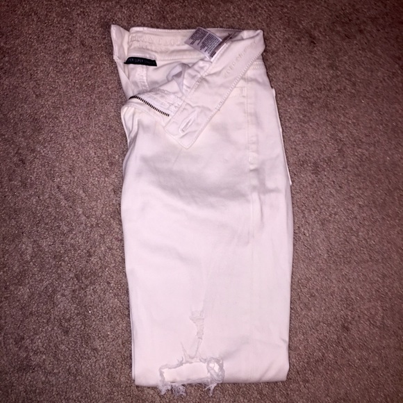 Size 4 white ripped crop American Eagle jegging