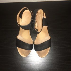 black strappy wedges