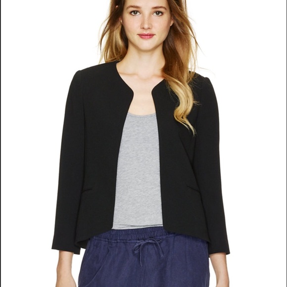 SOLD. Aritzia Minimalist Cropped Crepe Blazer