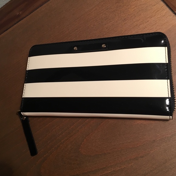 kate spade Handbags - ❤️SALE❤Kate Spade Penn Valley Neda Wallet❤