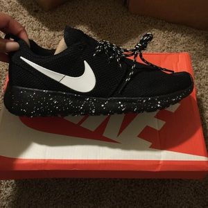 Never Worn Nike Roshes. Price Firm.💕
