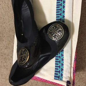 Tory burch black elastic shoes