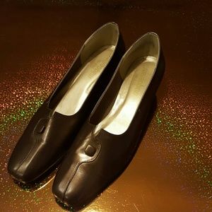 Reduced!!! classy metallic low heeled pump