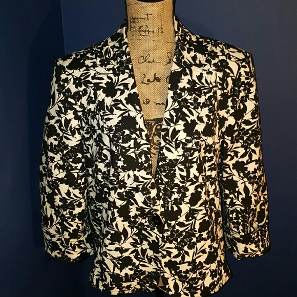 ♡SALE♡-Apostrophe stretch- blk / Wht floral blazer