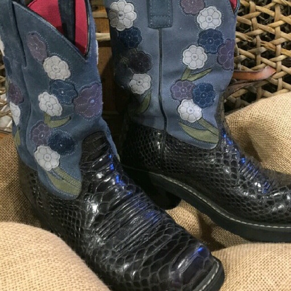 🐴🐴🐴  ARIAT BOOTS  🐴🐴🐴