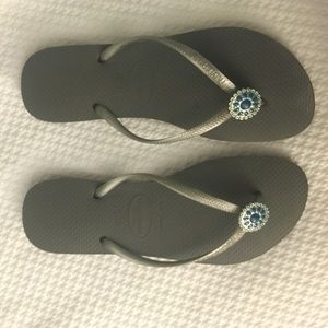 Grey havainas with blue jewel accent