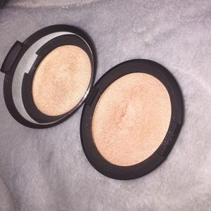 Becca Champagne Pop highlighter