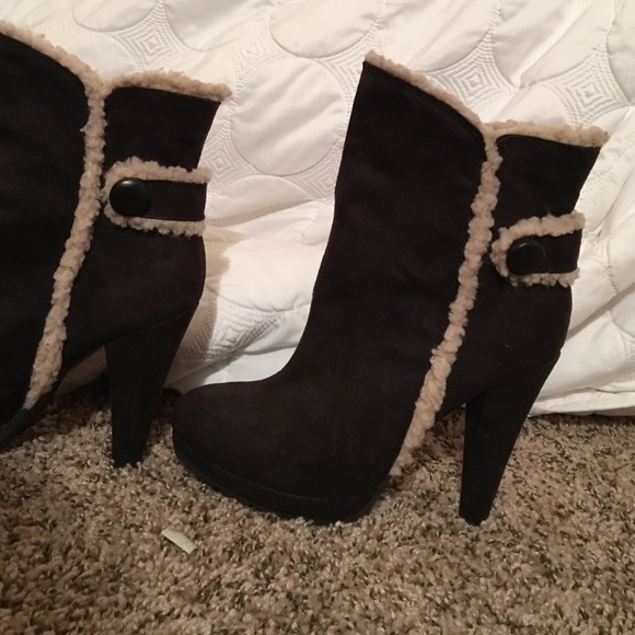 Black high heel booties - Picture 2 of 4