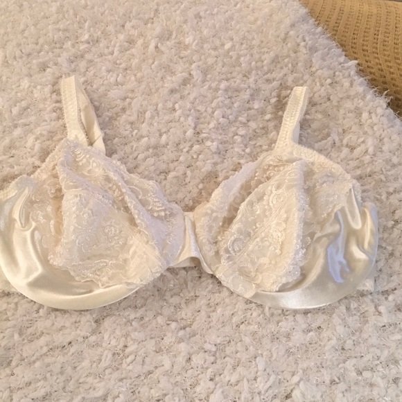 Vassarette 38D cream lace underwire bra pretty!
