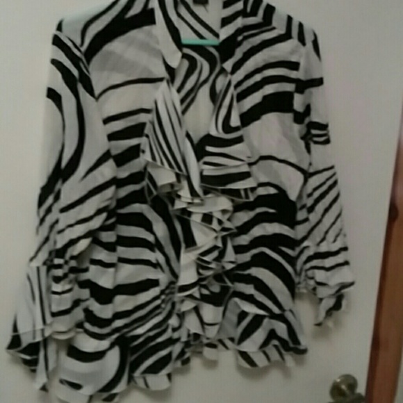 Black and withe ruffled top