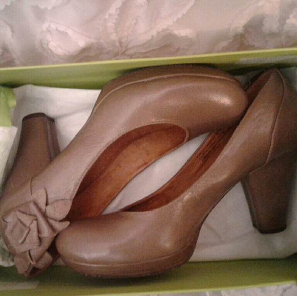 Exquisite Naya pumps size 5 1/2 with dust bag