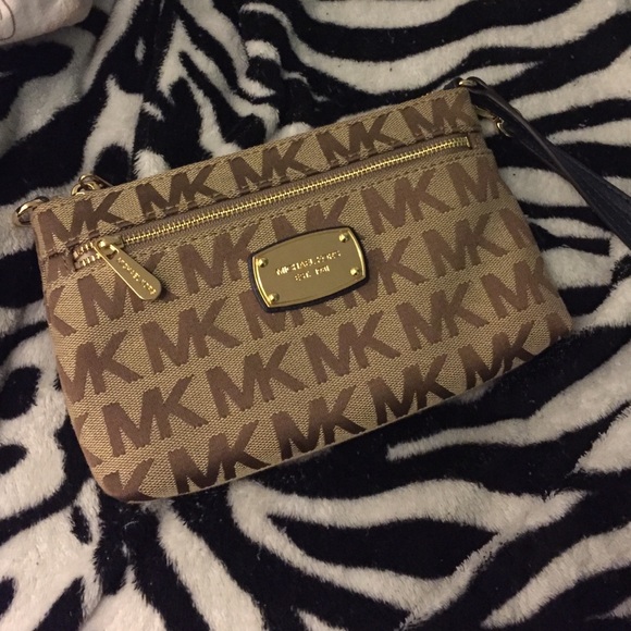 Michael kors wristlet