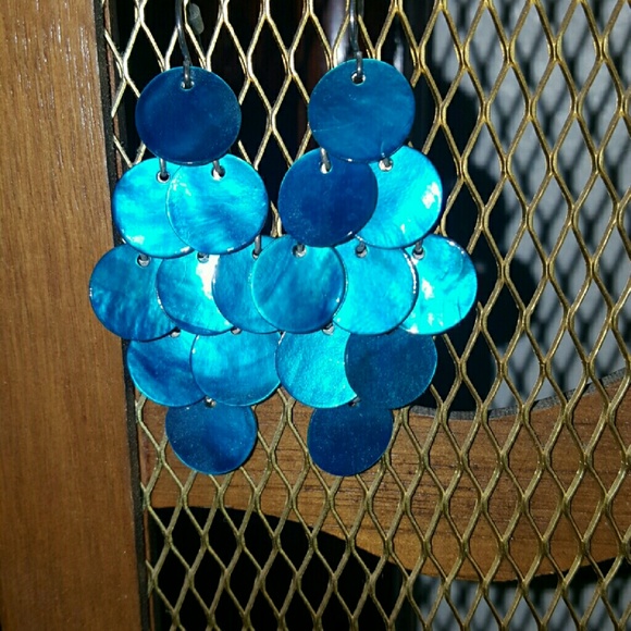 ??Bundle of Three Pairs of  Dangle Earrings - Picture 2 of 2