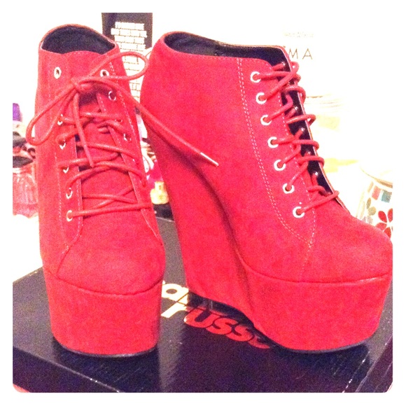 *BRAND NEW* Super Cute & Stylish Red Booties NIB❤️
