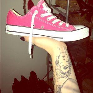 💅🏻💕Hot pink low top converse. Brand new.