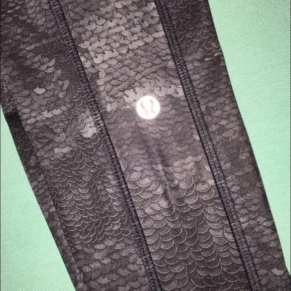 Lululemon Snake Print Leggins.