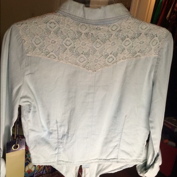 Short/light wght over shirt w/tie-never worn
