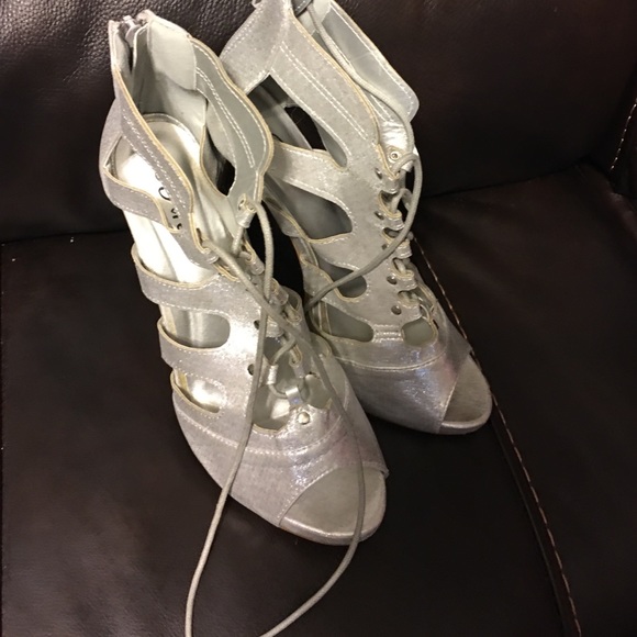 Peep toe silver glittery shoes