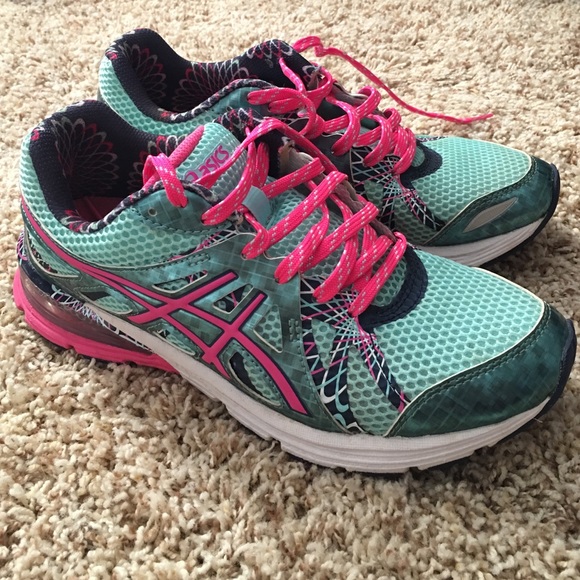 Asics sz 7 running shoe- NWOT