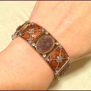 A pretty vintage style stretch bracelet. 😍💕