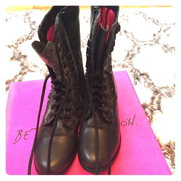 Betsey Johnson Litza Distressed Combat Boots sz 9