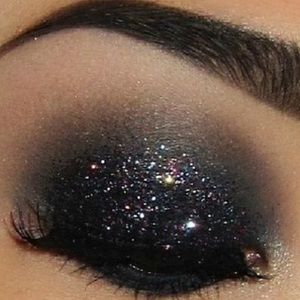 Mineral pigment Eyeshadow by YOUNIQUE-- new in box