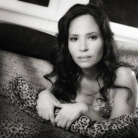 Meet your Posher, Damaris - Picture 1 of 1
