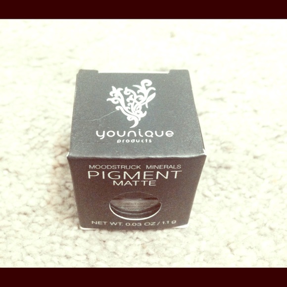 Mineral Pigment Eyeshadow by YOUNIQUE--new in box