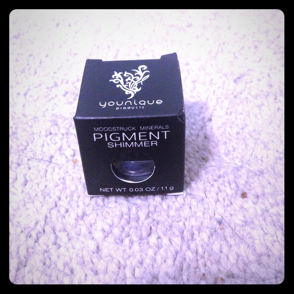 Mineral Pigment Eyeshadow by YOUNIQUE--new in box