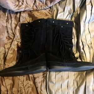 Size 8.5 black fringe, suede Minnetonka boots