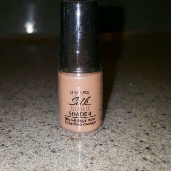 Luminess .25 fl oz. Shade 4 (sealed)